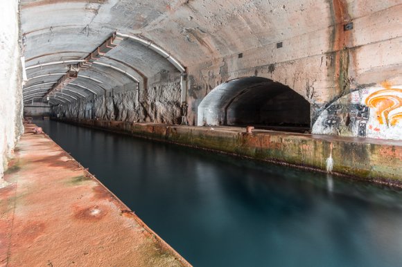 Закинуте секретне підземне сховище для малих підводних човнів