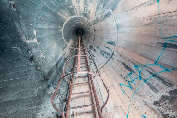 Закинуте секретне підземне сховище для малих підводних човнів