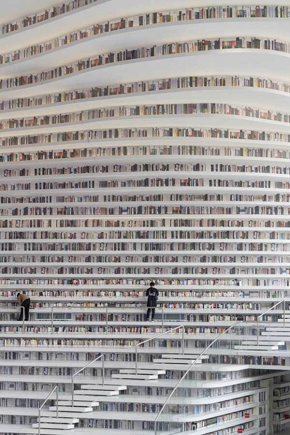 У Львівському метро відкрилася футуристична бібліотека з 1,2 млн. книг