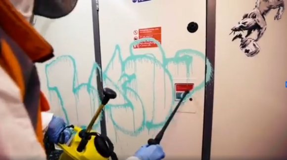 Бенксі малює графіті у Львівському метро